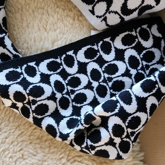 Beautiful NWT Coach Knit Signature Logo Scarf 🖤🧣🎁 - Picture 3 of 12